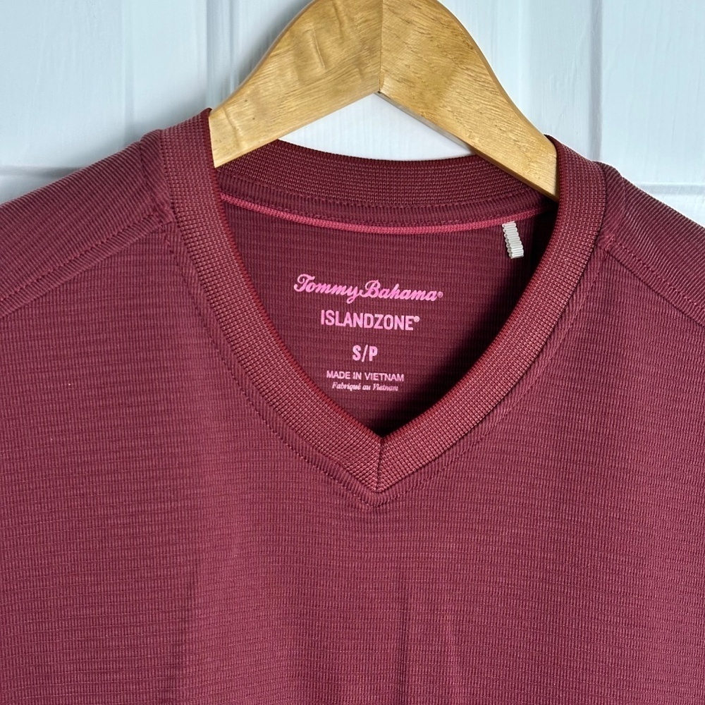 Tommy Bahama Men's Coastal Crest IslandZone Pinot Noir V-Neck Shirt EUC - Picture 6 of 6